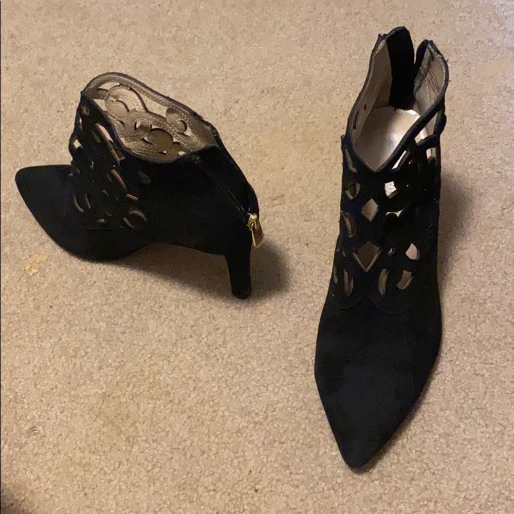 Adrienne vittadini cut out ankle bootie - Picture 3 of 4